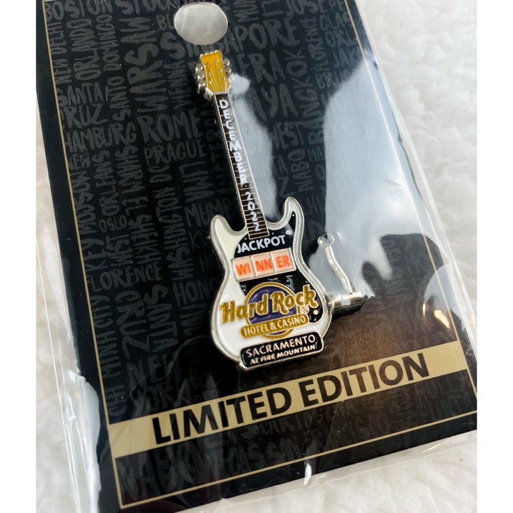 (NWT) HARD ROCK CAFE • Limited Edition 2022 Guitar Pin - Picture 3 of 5